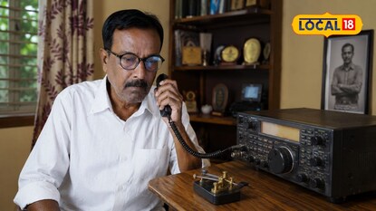 হ্যাম রেডিওর মাধ্যমে ৫০ বছর পর বন্ধুদের খুঁজে পেয়ে ফোনে আবেগপ্লুত উত্তরপাড়ার প্রবীণ সত্যজিৎ সরকার (ছবিঃ এআই)