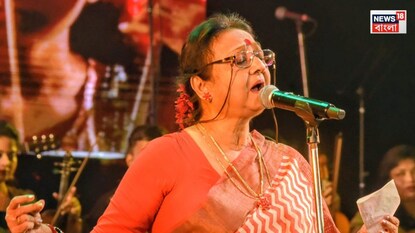 মঞ্চে গান গাইছেন ইন্দ্রানী সেন৷ 