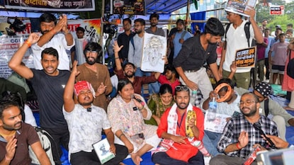 JPSC পরীক্ষা বাতিলের দাবিতে পড়ুয়াদের আন্দোলন ( Image- PTI) JPSC পরীক্ষা বাতিলের দাবিতে পড়ুয়াদের আন্দোলন ( Image- PTI)