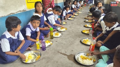 মিড ডে মিলে স্কুলের চৌবাচ্চায় চাষ করা শিঙ্গি মাছ খেতে পেল পড়ুয়ারা