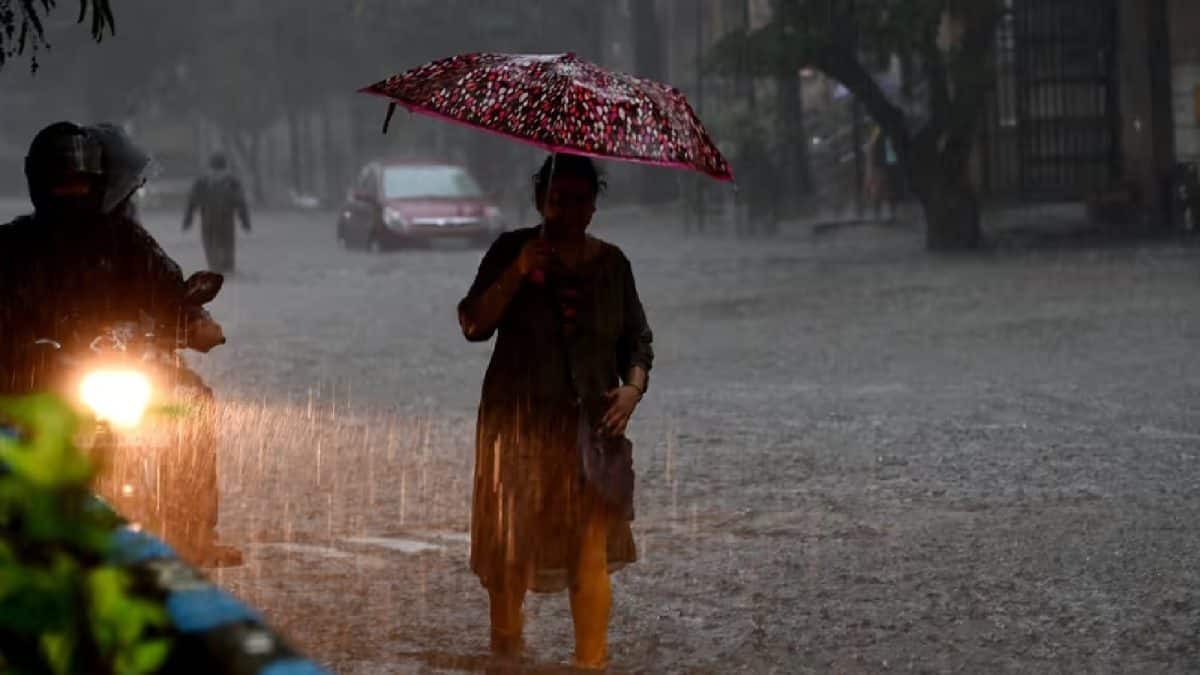 দক্ষিণবঙ্গে ভারী বৃষ্টির সতর্কতা, নিম্নচাপের প্রভাবে দুর্যোগের আশঙ্কা