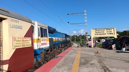 বন্যায় বিপর্যয় সামলে ১৭ দিনেই লাইন মেরামত করে ফেলল রেল (Representative Image) বন্যায় বিপর্যয় সামলে ১৭ দিনেই লাইন মেরামত করে ফেলল রেল (Representative Image)