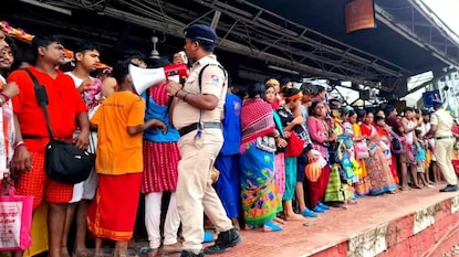 তারকেশ্বর স্টেশনে যাত্রীদের উপচে পড়া ভিড়৷ তারকেশ্বর স্টেশনে যাত্রীদের উপচে পড়া ভিড়৷