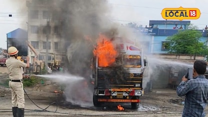 আগুন নেভানোর কাজ করছেন দমকল কর্মীরা আগুন নেভানোর কাজ করছেন দমকল কর্মীরা