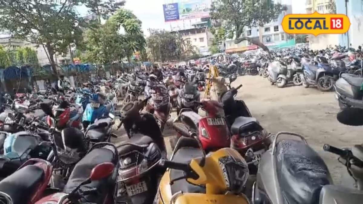 বিধান মার্কেটে পার্কিং জোন সরানোর জেরে পুজোর কেনাকাটায় মন্দার আশঙ্কা