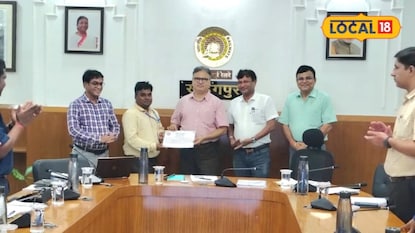 সতর্ক আধিকারিকের হাতে পুরস্কার তুলে দিচ্ছেন ডিআরএম সতর্ক আধিকারিকের হাতে পুরস্কার তুলে দিচ্ছেন ডিআরএম