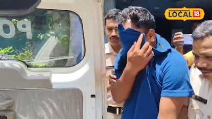 কুমন্তব্যের জেরে অভিযুক্তকে গ্রেফতার করে নিয়ে যাচ্ছে পুলিশ কুমন্তব্যের জেরে অভিযুক্তকে গ্রেফতার করে নিয়ে যাচ্ছে পুলিশ
