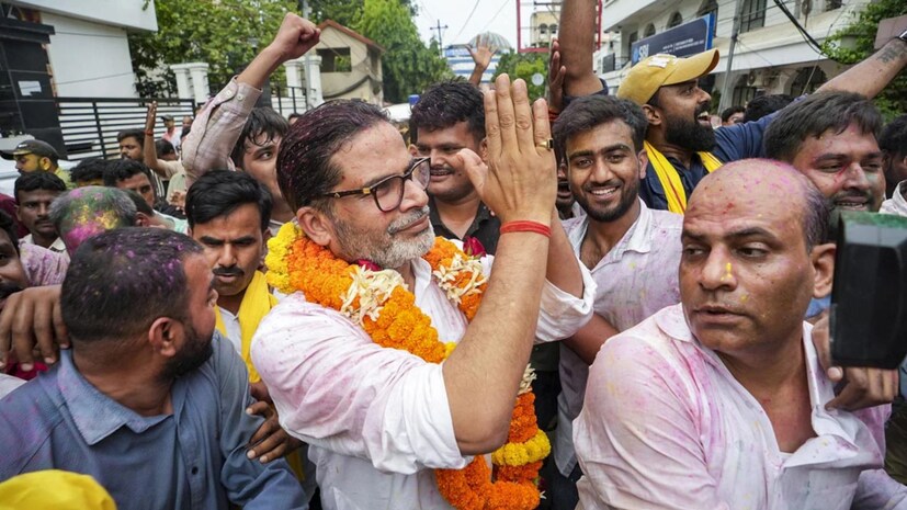 ভারতীয় রাজনীতিতে বিগত এক দশকে ধীরে ধীরে ক্রমশ সুস্পষ্ট হয়ে উঠেছে একটা নাম৷ প্রশান্ত কিশোর৷ ইন শর্ট, পিকে৷ নীতীশ কুমার থেকে শুরু করে মমতা বন্দ্যোপাধ্যায়, নরেন্দ্র মোদি থেকে শুরু করে রাহুল গান্ধি৷ সকলের ক্ষেত্রেই কোনও না কোনও সময় ভোটকুশলী হিসাবে কাজ করেছেন তিনি৷ তারপর একসময় স্থির করেন পিছনে থেকে ভোটের অঙ্ক কষা নয়, তিনি সশরীরে নামতে চান রাজনীতির আসরে৷ রাজনীতিতে যোগ দেওয়া প্রথমে নীতীশের দলে,তারপরে ২০২৫ বিহার বিধানসভা নির্বাচনের আগে নিজের দল, জন সুরজ পার্টি৷ সেই দফা দাগ কাটতে না পারলেও, আজ, বাঁকীপুর বিধানসভা কেন্দ্রে উপনির্বাচনে তিনিই জয়ী৷ রাজনীতিক হিসাবে প্রথম জয়, তা-ও আবার বিজেপির সর্বভারতীয় সভাপতি নিতিন নবীনের খাসতালুকে৷ 