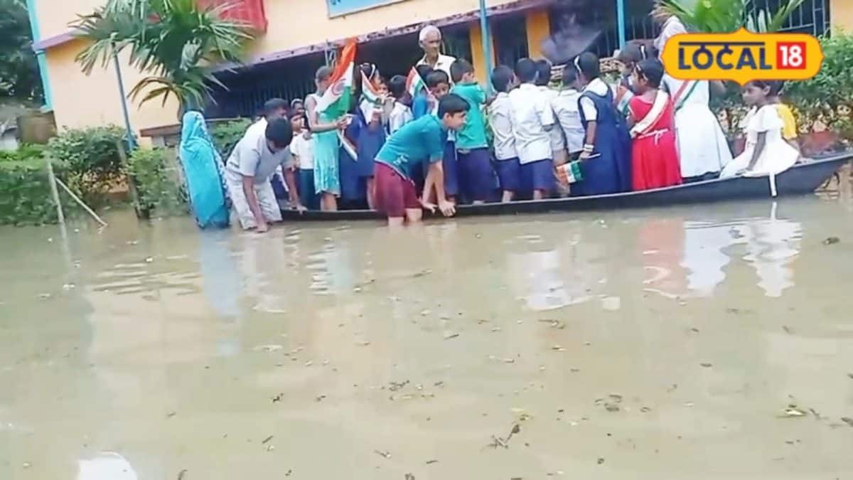 বন্যায় ভাসমান নৌকায় পতাকা উত্তোলন করে স্বাধীনতা দিবস পালন