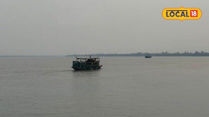 সুন্দরবনের ইলিশ উৎসবে পাখিরালয়ের টাইগার ঘাট থেকে নিখোঁজ হওয়া নাবালিকাকে উদ্ধারের পর তার পরিবারের হাতে তুলে দিচ্ছে গোসাবা থানার পুলিশ