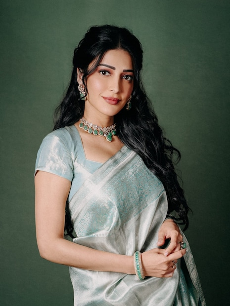 শ্রুতি একটি মজার ঘটনা শেয়ার করেছেন, যেখানে তিনি বর্ণনা করেছেন কীভাবে তার একজন পুরুষ সহ-অভিনেতাকে হাঁটুর অস্ত্রোপচারের পর বিশেষ সুবিধা দেওয়া হয়েছিল। তিনি ব্যাখ্যা করেন, শ্রুতি একটি মজার ঘটনা শেয়ার করেছেন, যেখানে তিনি বর্ণনা করেছেন কীভাবে তার একজন পুরুষ সহ-অভিনেতাকে হাঁটুর অস্ত্রোপচারের পর বিশেষ সুবিধা দেওয়া হয়েছিল। তিনি ব্যাখ্যা করেন,