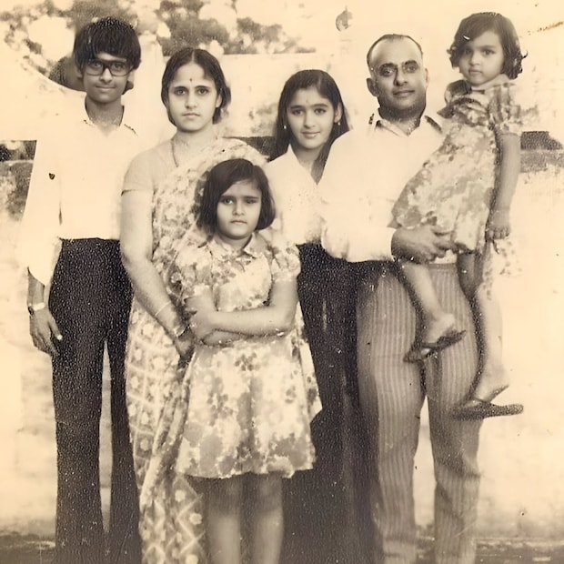 সুচিত্রা কৃষ্ণমূর্তি, সিদ্ধার্থ কান্নানকে দেওয়া একটি পুরনো সাক্ষাৎকারে প্রকাশ করেন যে, বিয়ের প্রথম বছরের মধ্যেই তাঁর বিয়ে ভেঙে যাচ্ছিল, কিন্তু তিনি গর্ভবতী ছিলেন বলে থেকে যাওয়ার সিদ্ধান্ত নেন। তিনি বলেন, 