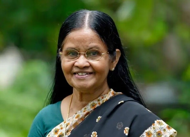 'কারুথা ভেলিচাম' নাটকের মাধ্যমে তাঁর মঞ্চজীবন শুরু হয়। তিনি প্রায় দুই দশক ধরে অপেশাদার থিয়েটারে কাজ করেন এবং ১৯৮৪ সালে কে. টি. মোহাম্মদের কলিঙ্গ থিয়েটারের 'ইথু ভূমিয়ানু' নাটকের মাধ্যমে পেশাদার মঞ্চে আত্মপ্রকাশ করেন। এরপর তিনি 'কাফির', 'সৃষ্টি', 'দীপস্তম্ভম মহাশ্চর্যম', 'আচানুম বাপ্পায়ুম', 'সাক্ষাৎকারম', 'কুছেলভৃতম' এবং 'সমন্বয়ম'-এর মতো অনেক প্রশংসিত নাটকে কাজ করেছেন। থিয়েটারে তাঁর অবদানের জন্য তিনি একাধিক রাজ্য পুরস্কারে সম্মানিত হয়েছেন। 'কারুথা ভেলিচাম' নাটকের মাধ্যমে তাঁর মঞ্চজীবন শুরু হয়। তিনি প্রায় দুই দশক ধরে অপেশাদার থিয়েটারে কাজ করেন এবং ১৯৮৪ সালে কে. টি. মোহাম্মদের কলিঙ্গ থিয়েটারের 'ইথু ভূমিয়ানু' নাটকের মাধ্যমে পেশাদার মঞ্চে আত্মপ্রকাশ করেন। এরপর তিনি 'কাফির', 'সৃষ্টি', 'দীপস্তম্ভম মহাশ্চর্যম', 'আচানুম বাপ্পায়ুম', 'সাক্ষাৎকারম', 'কুছেলভৃতম' এবং 'সমন্বয়ম'-এর মতো অনেক প্রশংসিত নাটকে কাজ করেছেন। থিয়েটারে তাঁর অবদানের জন্য তিনি একাধিক রাজ্য পুরস্কারে সম্মানিত হয়েছেন।