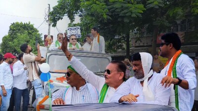 রেজিনগরে হুডখোলা গাড়িতে মদন মিত্র