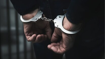 দিনের আলোয় গঙ্গা থেকে বালি চুরি উত্তরপাড়ায়