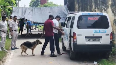 ঘটনাস্থলে পুলিশ কুকুর নিয়ে গিয়ে তদন্ত৷ 