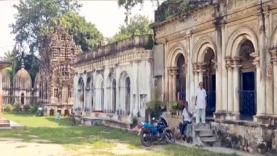 অযোধ্যা গ্রামের বন্দ্যোপাধ্যায় জমিদারবাড়ির দুর্গাপুজো। দু'শো বছরের এই দুর্গা পুজোর জেল্লা-জমক আগের চেয়ে কমলেও ঐতিহ্য অমলিন