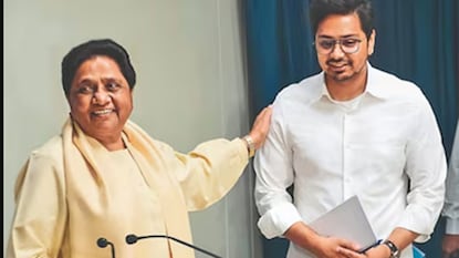 Mayawati: দলে ফেরাতে রাজি, শ্বশুরমশাইকে নিয়ে ভাইপো আকাশকে কী শর্ত দিলেন বিএসপি নেত্রী মায়াবতী?