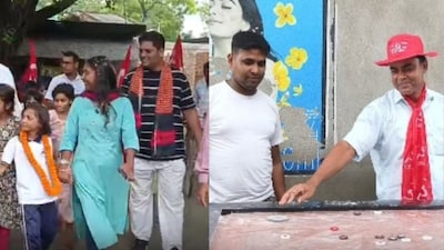 তারই মধ্যে প্রচারের ফাঁকে প্রার্থীর ক্যারাম খেলার ছবি নজর কেড়েছে স্থানীয়দের।