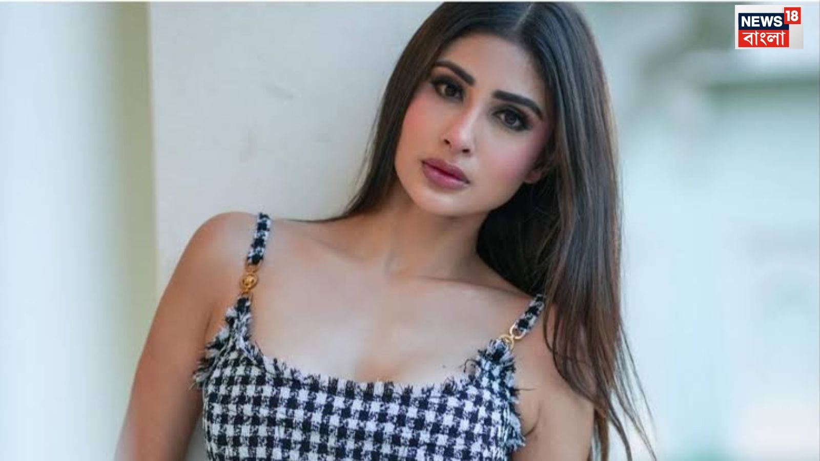 মৌনী রায়ের জন্মদিনের বিশেষ উপলক্ষে, চলুন তাঁর কয়েক দশক দীর্ঘ কর্মজীবনের দিকে একবার ফিরে দেখা যাক। মৌনি পর্দায় অনেক চরিত্রে অভিনয় করেছেন, কিন্তু যে চরিত্রটি তাঁকে ঘরে ঘরে পরিচিত করে তুলেছিল, সেটি হলো 'নাগিন'। এই শো-তে মৌনি এক মনোবাঞ্ছা পূরণকারী নাগিনীর চরিত্রে অভিনয় করেন, যাঁকে পর্দায় তাঁর শত্রুরা ভয় পেত। মৌনী রায়ের জন্মদিনের বিশেষ উপলক্ষে, চলুন তাঁর কয়েক দশক দীর্ঘ কর্মজীবনের দিকে একবার ফিরে দেখা যাক। মৌনি পর্দায় অনেক চরিত্রে অভিনয় করেছেন, কিন্তু যে চরিত্রটি তাঁকে ঘরে ঘরে পরিচিত করে তুলেছিল, সেটি হলো 'নাগিন'। এই শো-তে মৌনি এক মনোবাঞ্ছা পূরণকারী নাগিনীর চরিত্রে অভিনয় করেন, যাঁকে পর্দায় তাঁর শত্রুরা ভয় পেত।