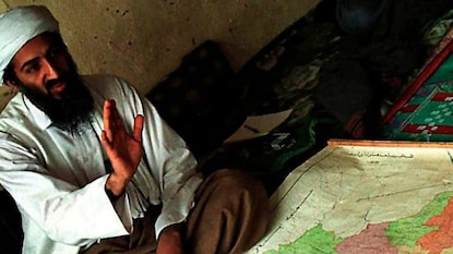 ফাইল ছবি — এপ্রিল ১৯৯৮-এর এই ছবিতে আফগানিস্তানে আল-কায়েদা নেতা ওসামা বিন লাদেন ফাইল ছবি — এপ্রিল ১৯৯৮-এর এই ছবিতে আফগানিস্তানে আল-কায়েদা নেতা ওসামা বিন লাদেন
