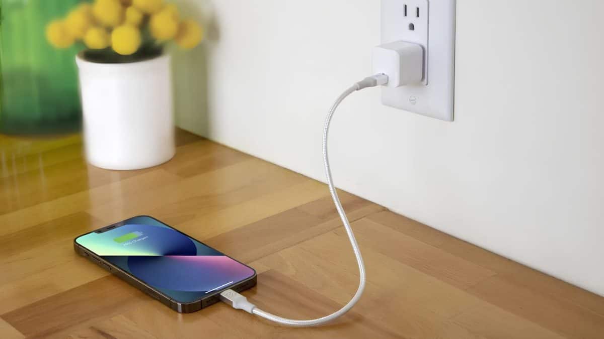 Smartphone Charging Tips: ১০‍, ২০ নাকি ৩০%, ফোনের চার্জ কতটা কমলে চার্জে বসানো উচিত? ছোট্ট ভুলেই বারোটা বাজতে পারে ব‍্যাটারির
