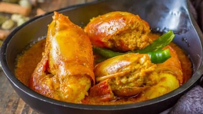 গলদার মাথাতেই সব স্বাদ লুকোনো। কীভাবে ঘিলু না ঘেটে ময়লার থলি বার করবেন?