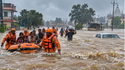 বানভাসি বর্ষণ! প্রবল বৃষ্টিতে উত্তরপ্রদেশে ভয়াবহ বন্যা পরিস্থিতি, মৃত ৫৭, ঘরছাড়া হাজার হাজার মানুষ