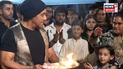গণেশ পুজোয় সলমন খানের ভুল আরতি গণেশ পুজোয় সলমন খানের ভুল আরতি