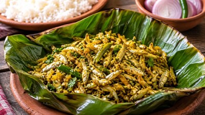 কলাপাতায় চুনো মাছের চচ্চড়ি কীভাবে বানাবেন? রইল রেসিপি