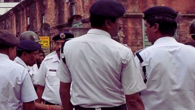 বাংলাদেশি নাগরিকদের চিহ্নিত করতে সব থানার ওসিদের সক্রিয় হওয়ার নির্দেশ দিলেন পুলিশ কমিশনার, Kolkata Police Representative Image