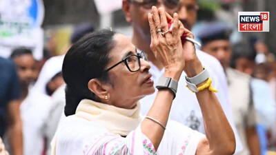 দল-প্রতীক হারা মমতা উড়ে গেলেন দিল্লি