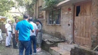 প্রেমের সাজা, বেহালায় বিবস্ত্র করে হাঁটানো হল বাবা-ছেলেকে প্রেমের সাজা, বেহালায় বিবস্ত্র করে হাঁটানো হল বাবা-ছেলেকে