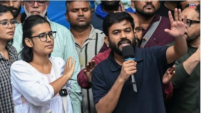 দিল্লি পুলিশের হাতে আটক নেহা ও অভিজিৎ