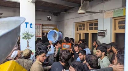 ছাদ ভেঙে মৃত্যু ২০ পড়ুয়ার
