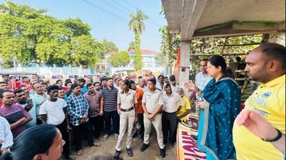 বর্ধমান স্টেশনের হকারদের আশ্বাস শিল্প প্রতিমন্ত্রী মৌমিতা বিশ্বাস মিশ্রের৷ 