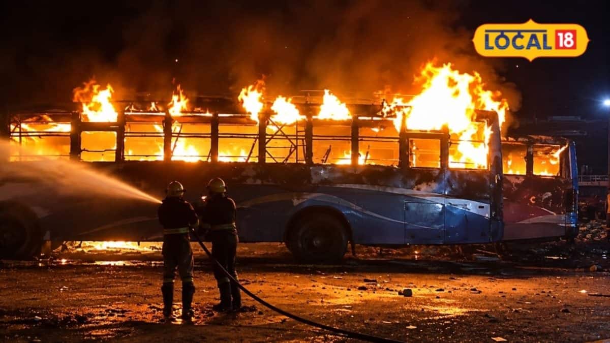 Bus Fire: মধ্যরাতে ভয়াবহ অগ্নিকাণ্ড! বিধ্বংসী আগুনে পুড়ে ছাই জোড়া ...