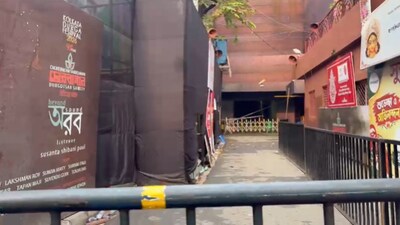 চোরবাগানের পুজো মণ্ডপে প্রবেশের অপ্রশস্ত গলি৷