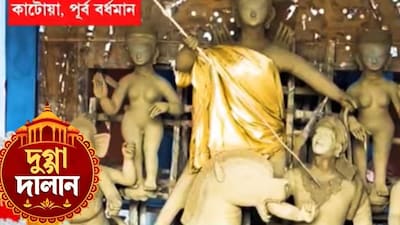 আড়াইশো বছরের পুজো, দুই হাতে দেবী দুর্গা, ত্রিপুরার রাজবাড়ির পরম্পরা, নাগরাই জুতোয় অসুর-কার্তিক