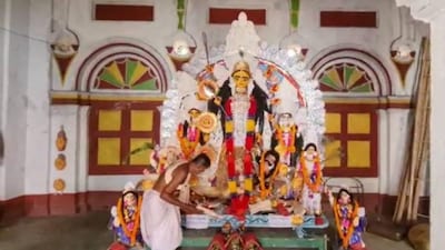 মা দুর্গার স্বপ্নাদেশে কলকাতা ছেড়ে বর্ধমানে ব্যবসায়ী