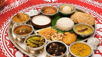 বাঙালি খাবার খেতে চলে আসুন কলকাতার শাহী খাবারের সেরা ঠিকানায়