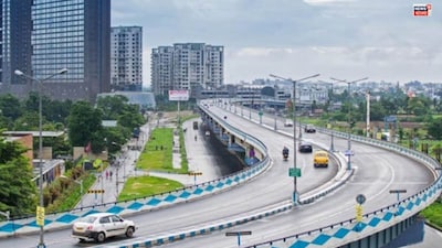 বাইপাসে হলুদ-কালো-সাদা ব্যারিকেড