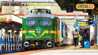 বিকল্প রুটে ট্রেনের চলাচল