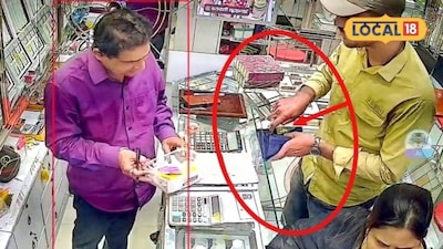 মালদার ইংরেজবাজারের সোনার দোকানে সিসিটিভি ফুটেজে বন্দি হওয়া সোনা চুরির চাঞ্চল্যকর দৃশ্য