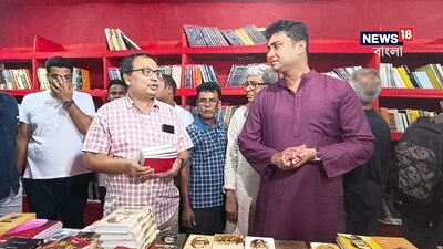 যাদবপুরে বামেদের বুকস্টলে শতরূপের সঙ্গে দীর্ঘক্ষণ আড্ডা কুণালের