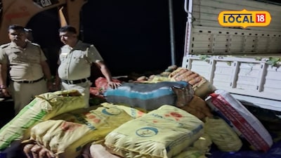 দক্ষিণ ২৪ পরগনার বারুইপুরের ছয়ানি পেট্রোল পাম্পের কাছে পুলিশ ও এসওজি-র উদ্ধার করা বস্তায় মোড়া বিপুল পরিমাণ গাঁজা