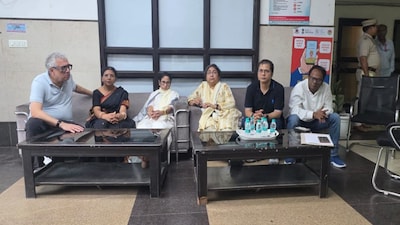 দিল্লির থানায় দলের সাংসদদের নিয়ে ধর্নায় মমতা বন্দ্যোপাধ্যায়৷