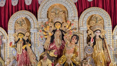 কয়েকজন বাঙালি এক জায়গায় হলেই শুরু হয়ে যায় দুর্গাপুজোর তোড়জোড়৷ বিশ্বের যে প্রান্তেই বঙ্গসন্তানরা থাকুক না কেন, দশভুজার আরাধনার ত্রুটি হয় না৷ জার্মানির মিউনিখেও এর অন্যথা হয়নি৷ ২০১৪ সাল থেকে জার্মানির এই শহরে বসছে দুর্গাপুজোর জমজমাট আসর৷ আয়োজনে ‘আমার সম্প্রীতি’৷