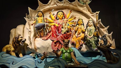 শ্বশুরবাড়িতে মন না বসা সদ্য বিবাহিতা মৃন্ময়ী তাকেই বেছে নিয়েছিল নিজের পায়ের রুপোর নূপুর লুকিয়ে রাখার জন্য। প্রাক ডিজিটাল যুগে তার সামনে মনোগ্রাহী পোষ্য সারমেয় ছিল বাঙালির সঙ্গীতবিলাসের অন্যতম প্রতীক। সেই গ্রামাফোনের সঙ্গে আমাদের আত্মিক বন্ধন আজ অনেকটাই বিস্মৃত। হারিয়ে যাওয়া গ্রামাফোন বা আরও আদরের ডাকনাম ‘কলের গান’-ই এ বার নিউটাউন বিসি ব্লকের দুর্গোৎসবের উপজীব্য।