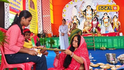 জলপাইগুড়ির পুরাতন পুলিশ লাইন দুর্গোৎসব মণ্ডপে মহানবমীতে দেবীরূপে পূজিতা 'অনুভব' হোমের তিন কুমারী কন্যা ও ভৈরব